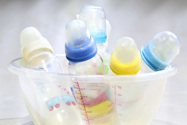 Anak Harus Berhenti Minum Pakai Dot Saat Usia 3 Tahun, Dokter Jelaskan