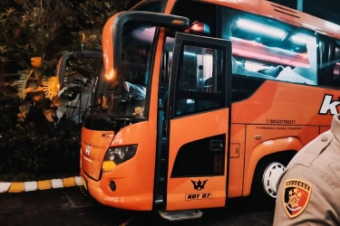 Bus Tim Persik Dilempari Batu di Luar Stadion Kanjuruhan Usai Arema FC Vs Persik