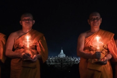 Prosesi Waisak Dimulai, Api Dharma Mrapen Dibawa ke Candi Mendut