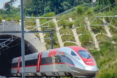 Rekor! 25.000 Penumpang Naik Whoosh per Hari pada 10 Mei 2025