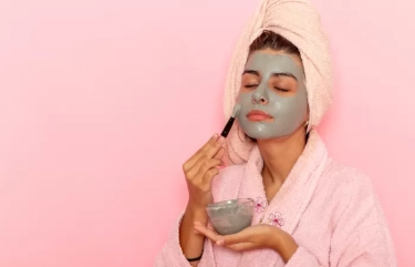 Kulit Makin Glowing! 5 Manfaat Rutin Pakai Clay Mask untuk Wajah