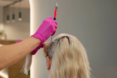 5 Cara Efektif Menghidrasi Rambut Rusak Akibat Bleaching