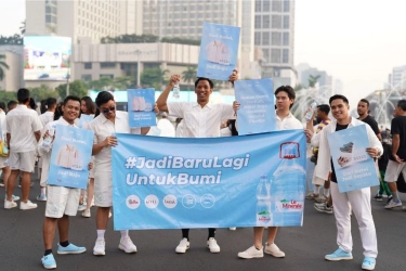 Gandeng Brand Fashion Lokal, Le Minerale Daur Ulang Botol Bekas Jadi Produk Bernilai Tinggi