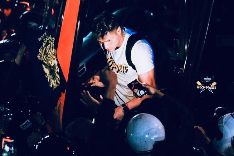 Persik Disambut Ribuan Suporter Usai Kaca Bus Tim Pecah Dilempar Batu