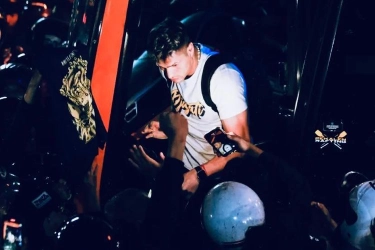 Persik Disambut Ribuan Suporter Usai Kaca Bus Tim Pecah Dilempar Batu