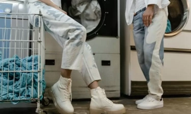 18 Ide Outfit yang Cocok dengan Sneakers, Bukti bahwa Sneakers adalah Item Fashion yang Serbaguna