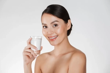 6 Cara Sederhana Menjaga Kulit Tetap Terhidrasi, Menurut Pakar Dermatology