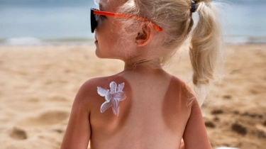 8 Rekomendasi Sunscreen untuk Anak-Anak, Aman dan Nggak Pedih di Mata