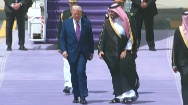 Tiba di Riyadh, Presiden Donald Trump Disambut 21 Kali Tembakan Meriam