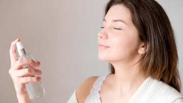 5 Rekomendasi Setting Spray untuk Kulit Berminyak, Bikin Makeup Awet dan Antigeser