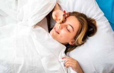 5 Bahaya Tidur dengan Make Up yang Belum Dihapus