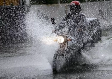 Cuaca Tak Menentu: 6 Tips Mudah Berkendara Sepeda Motor Saat Hujan