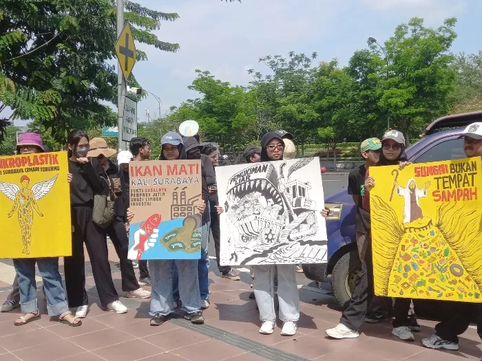 Pemprov Jatim Janji Usut Tuntas Ikan Mati Massal Akibat Mikroplastik di Kali Surabaya