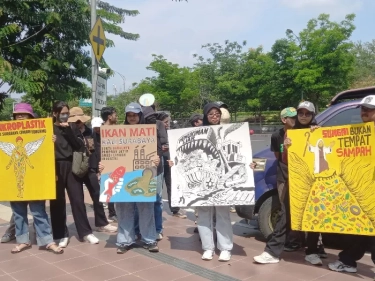 Pemprov Jatim Janji Usut Tuntas Ikan Mati Massal Akibat Mikroplastik di Kali Surabaya