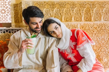 10 Cara Membuat Wanita Nyaman dan Tertarik Secara Natural tanpa Terlihat Memaksakan