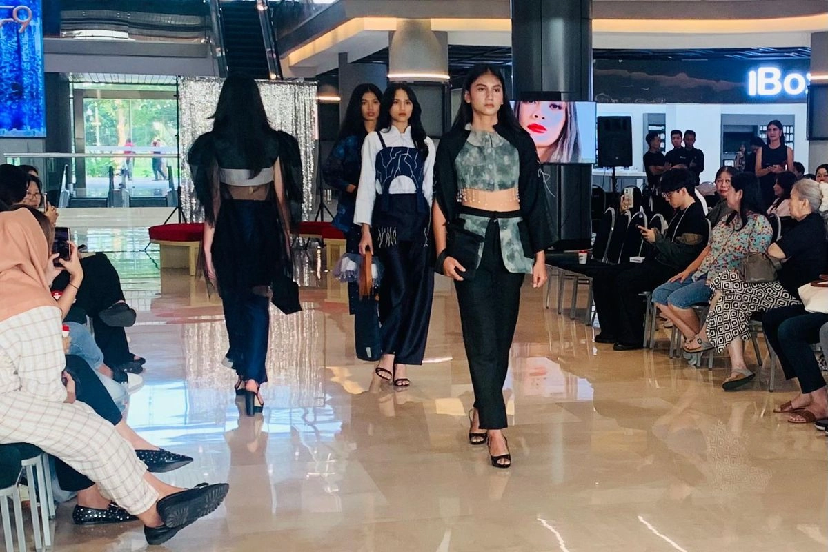 Ajang Fashion Show Surabaya Jadi Wadah Belajar Langsung Desainer Muda