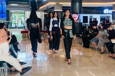 Ajang Fashion Show Surabaya Jadi Wadah Belajar Langsung Desainer Muda