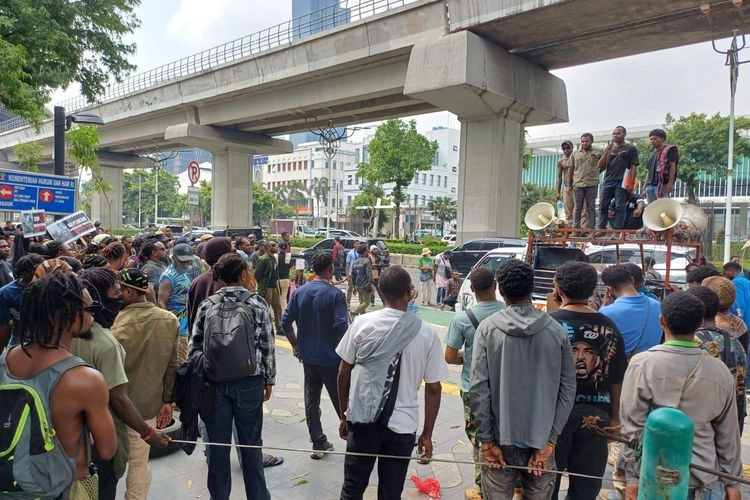Natalius Pigai Minta Mahasiswa Papua Laporkan Konflik di Intan Jaya ke Komnas HAM