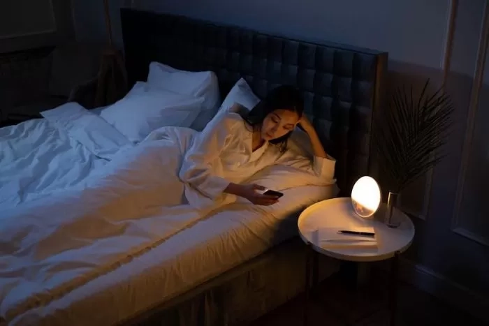Tidak Bisa Berhenti Mikir hingga Sulit Tidur? Ini 5 Rutinitas Malam Hari untuk Otak yang Terlalu Aktif