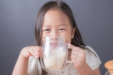 Pakar IPB: Anak Usia 1 Tahun Minum Susu Cukup 400-600 Mililiter/Hari