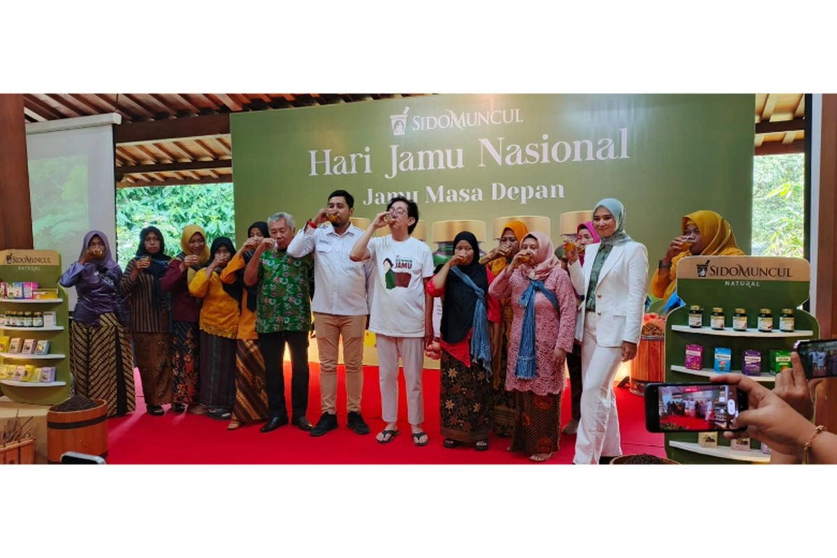 Rayakan Hari Jamu Nasional, Para Penjual Jamu Gendong dan Pedagang Angkringan Ikuti Tur Pabrik Sido Muncul