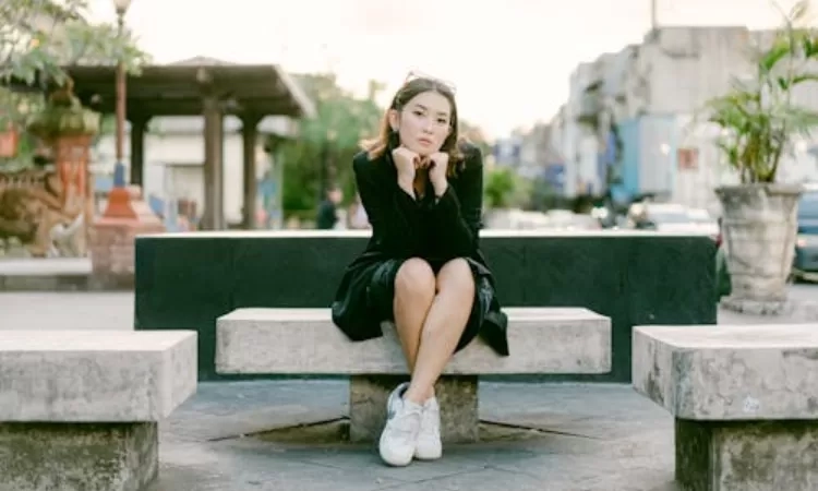 18 Cara Mix and Match Outfit dengan Sneakers Putih, Bisa Jadi Inspirasi Gaya Ala Streetwear yang Seru