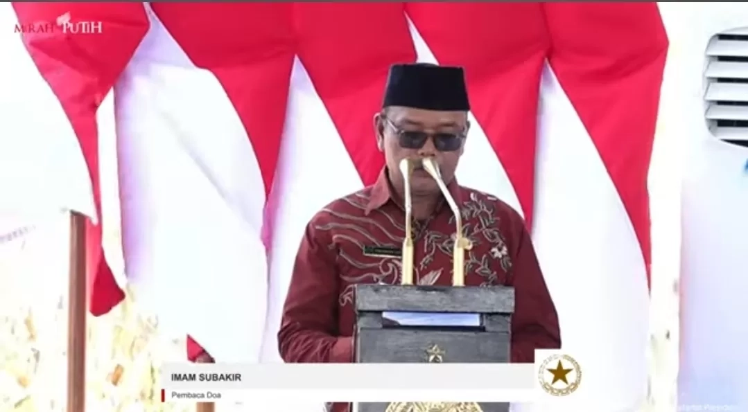 Nahas Pembaca Doa saat Panen Raya Jagung  di Kalbar yang Dihadiri Presiden Prabowo Tertimpa Pataka Bendera