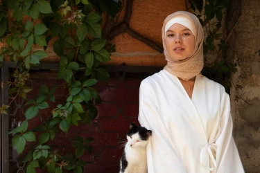 10 Inspirasi Outfit Idul Adha Nuansa Earth Tone, Tampil Anggun di Hari Raya