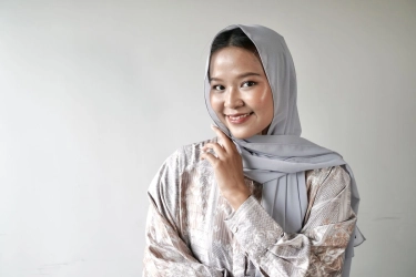 5 Cara Touch Up Makeup yang Benar agar Segar Saat Idul Adha 2025