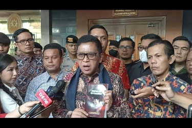 Hasto Persembahkan Buku yang Ditulisnya di Sel KPK untuk Megawati