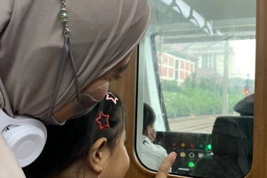 Saat Para Ibu asal Bogor Ajak Anak Berwisata Naik KRL Baru