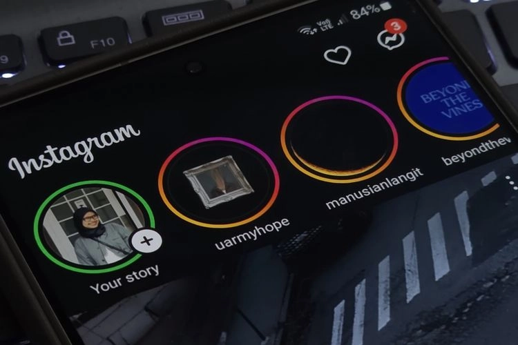 Ternyata Ini Alasan Psikologis Sering Nonton IG Stories Sendiri Berulang-ulang