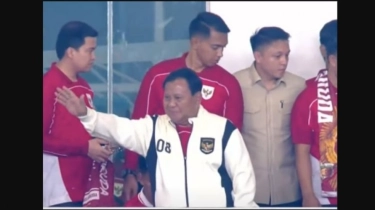 Berjaket Putih, Prabowo Tonton Langsung Laga Timnas Indonesia Vs China di GBK