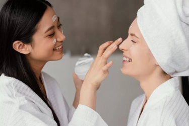7 Cara Pakai Moisturizer yang Benar supaya Kulit Tambah Lembap, Glowing, dan Terawat Maksimal