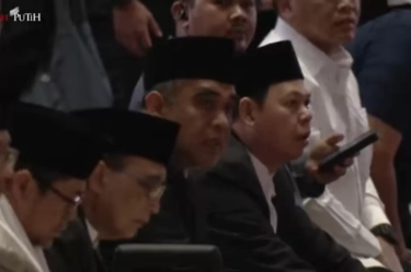 Didampingi Seskab Teddy, Prabowo Laksanakan Salat Idul Adha di Masjid Istiqlal Jakarta
