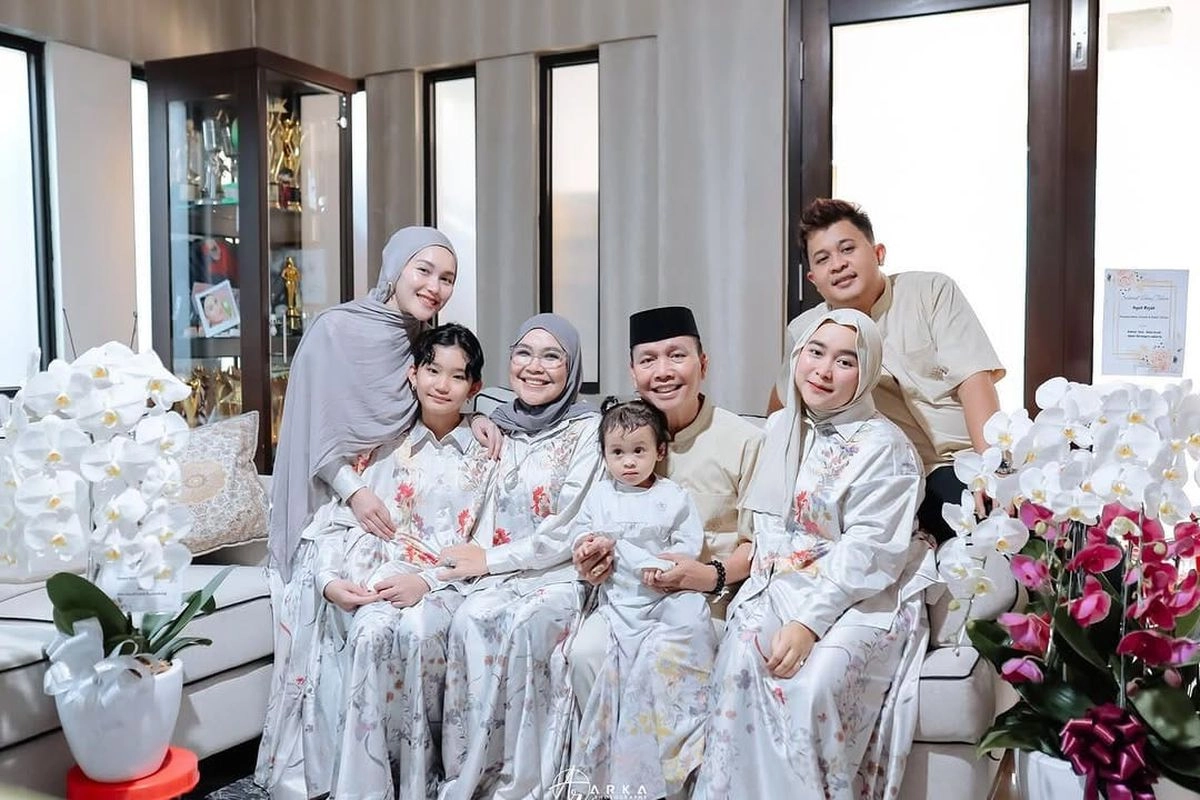 Ayu Ting Ting dan Keluarga Kompak Pakai Koleksi Ria Miranda Saat Idul Adha 2025