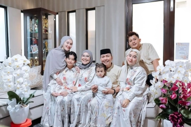 Ayu Ting Ting dan Keluarga Kompak Pakai Koleksi Ria Miranda Saat Idul Adha 2025