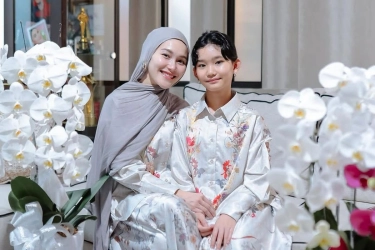 Gaya Ayu Ting Ting Saat Idul Adha 2025, Pakai Blouse dengan Motif Bunga