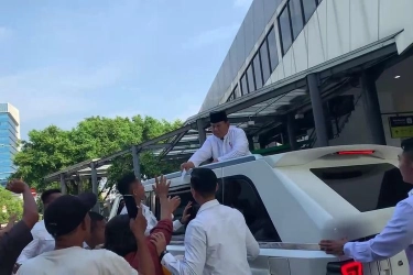 Momen Prabowo Bagikan Amplop Putih Usai Shalat Idul Adha di Masjid Istiqlal...