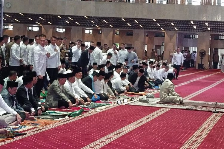 Prabowo Shalat Idul Adha Bersebelahan Letkol Teddy di Masjid Istiqlal
