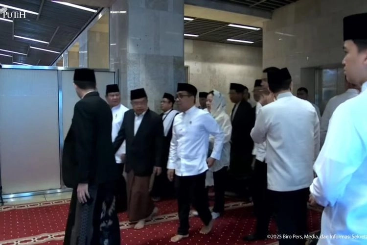 Prabowo Shalat Idul Adha di Istiqlal Bareng JK hingga Puan