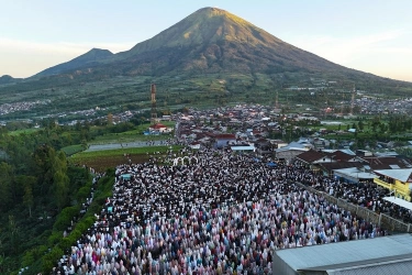 Puluhan Ribu Orang Padati Lapangan Garung Wonosobo untuk Shalat Idul Adha