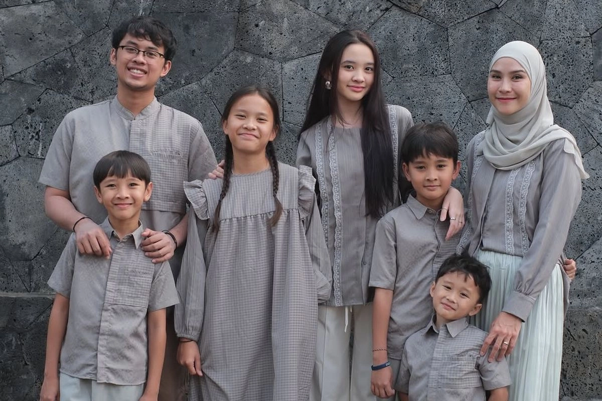 Zaskia Adya Mecca Pakai Tunik Abu-abu Saat Idul Adha 2025, Kompak dengan Anak