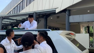 Prabowo Bagikan THR Usai Salat Iduladha dari Sunroof Mobil Kepresidenan, Warga Saling Berebut