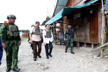 Menhan Sjafrie Sjamsoeddin dan Menkeu Sri Mulyani Kenakan Rompi Anti Peluru dalam Kunjungan ke Daerah Rawan Konflik di Papua