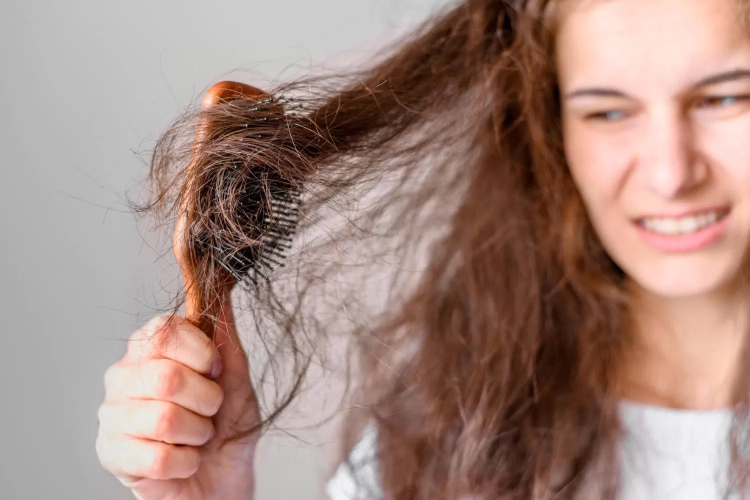 Penyebab Rambut Kering dan Cara Efektif Mengatasinya agar Tetap Lembab, Halus, dan Mudah Diatur