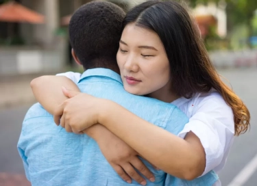 6 Manfaat Dahsyat dari Cuddling: Rahasia Memperkuat Hubungan, Kurangi Stres, dan Jaga Kesehatan Tubuh