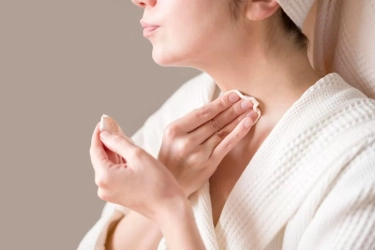 7 Cara Efektif Merawat Kulit Leher agar Tetap Kencang dan Awet Muda