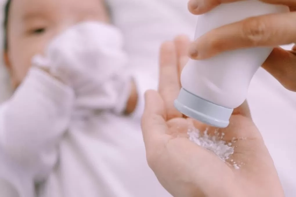 Bahaya Penggunaan Bedak Bayi di Area Wajah Bayi dan Risiko Kesehatannya