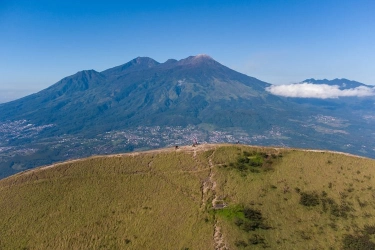 Alternatif Pendakian Selain Gunung Raung yang Meletus Juni 2025